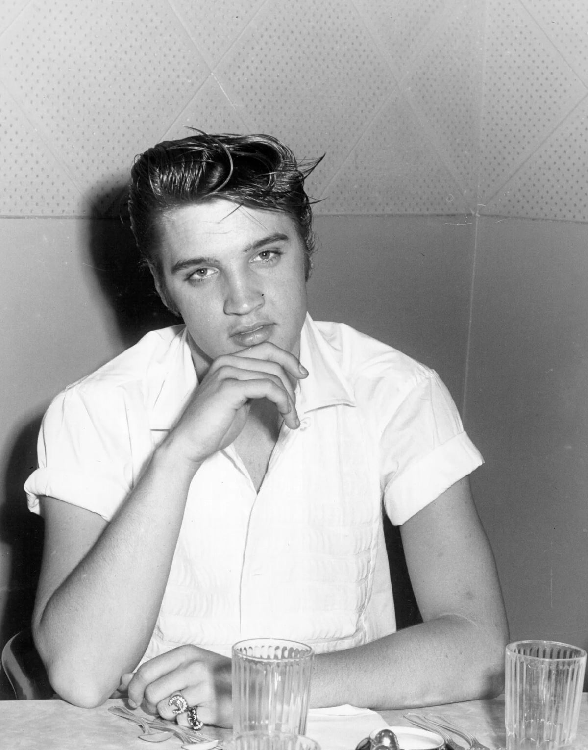<p><strong>9. Oyuncu olarak ünlenmek istedi</strong></p> <p>Elvis ayrıca başarılı bir oyunculuk kariyeri başlattı ve aktör olarak görülmeyi arzuladı. <strong>Jailhouse Rock (1957), King Creole (1958) ve Viva Las Vegas  (1964)</strong> gibi başarılı filmler de olmak üzere 1956-1973 yılları arasında tam 31 filmde rol aldı .</p> <p><strong>Elvis,</strong> oyunculuğu müzik kariyerinin bir sonraki doğal adımı olarak görse de, kısa süre sonra sektörde hayal kırıklığına uğradı. Menajeri Albay Parker'ın ağır etkisi altında kalan Elvis, büyük kâr getiren film müziklerinin satışından dolayı, sürekli olarak romantik olay örgüsüne sahip bir dizi müzikalde yer almak zorunda kaldı.</p> <p>Ne yazık ki kendisine hiçbir zaman ciddi, şarkı söylemeyen bir rol oynama fırsatı sunulmadı.</p>