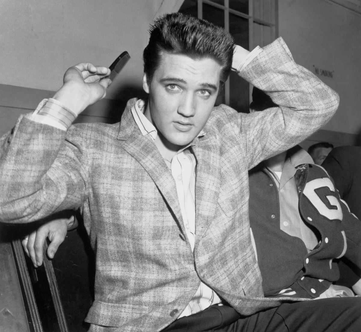 <p><strong>10. Henüz 42 yaşında öldü</strong></p>
<p>Presley, <strong>16 Ağustos 1977'de</strong> henüz <strong>42 yaşında</strong> vefat etti. Şu anda bir müze ve popüler turistik merkez olan Graceland olarak bilinen konakta öldü. Ölüm nedeni resmi olarak kalp krizi olarak belirlendi, ancak birçok kişi bunun uzun süreli uyuşturucu kullanımının sonucu olduğuna inanıyor.</p>