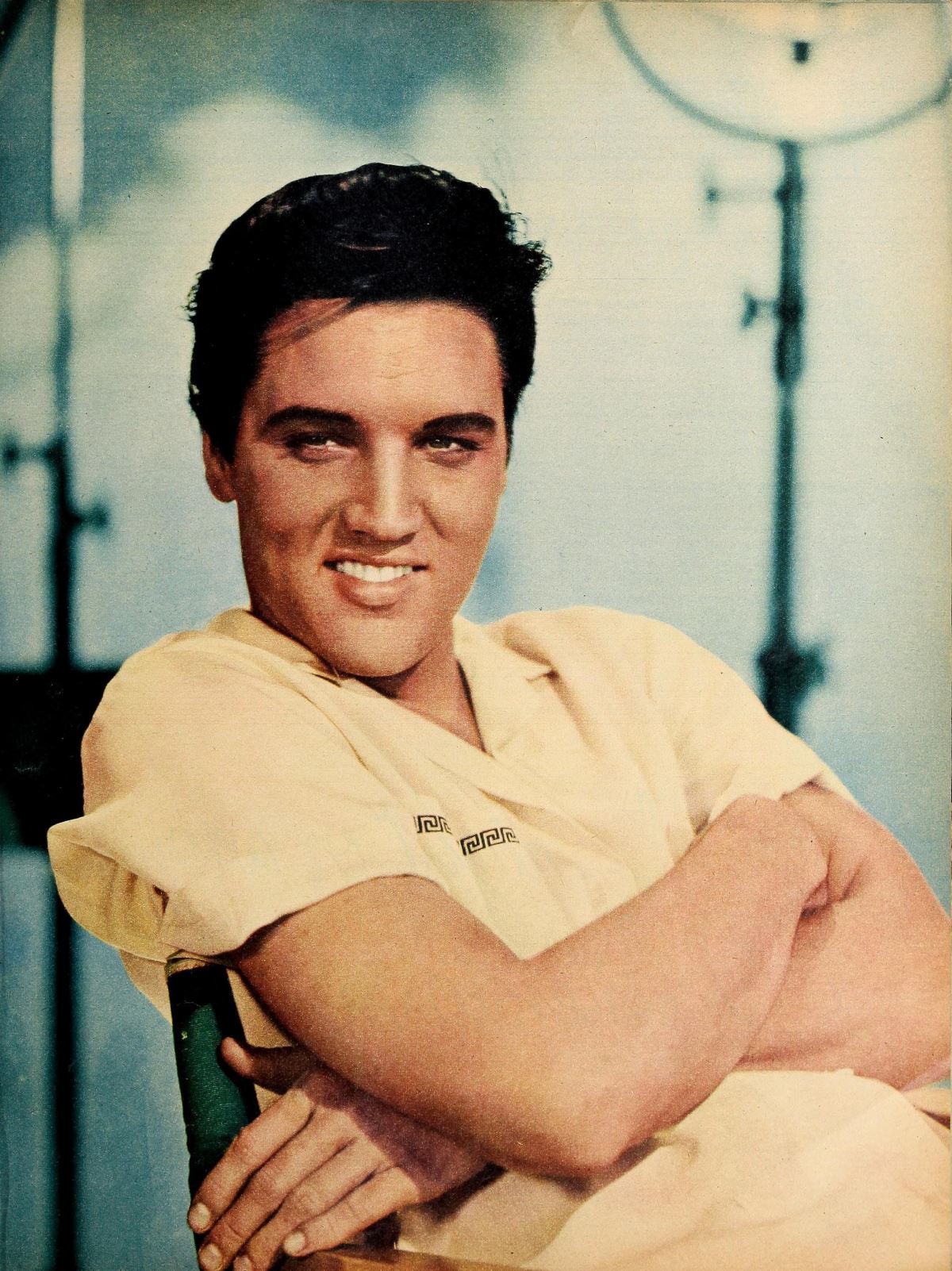 <p><strong>6. İlk plağı annesine hediyeydi</strong></p>
<p><strong>1953'te</strong> Presley ilk demo kaydını <strong>Memphis, Tennessee'deki Sun Records'ta,</strong> öncelikle annesi Gladys'e doğum günü hediyesi olarak kaydetti. Plak şirketinin sahibi Sam Phillips, onun sesinden ve benzersiz tarzından etkilenmiş ve ona bir albüm anlaşması yapmıştı. Sam, Presley'i bazı yerel müzisyenlerle bir araya getirdi ve Presley'in 1954'te çıkan ilk single'ı "<strong>This's All Right"ı</strong> kaydettiler. Bir <strong>rock'n roll</strong> sanatçısı olarak ünlendi.</p>
<p>Elvis, kısa süre sonra müzik kariyerinin geri kalanında önemli bir rol oynamaya devam eden<strong> 'Albay' Tom Parker</strong> olarak bilinen bir organizatör ile tanıştı ve yerel bir canlı radyo programında düzenli olarak yer almaya başladı.</p>
