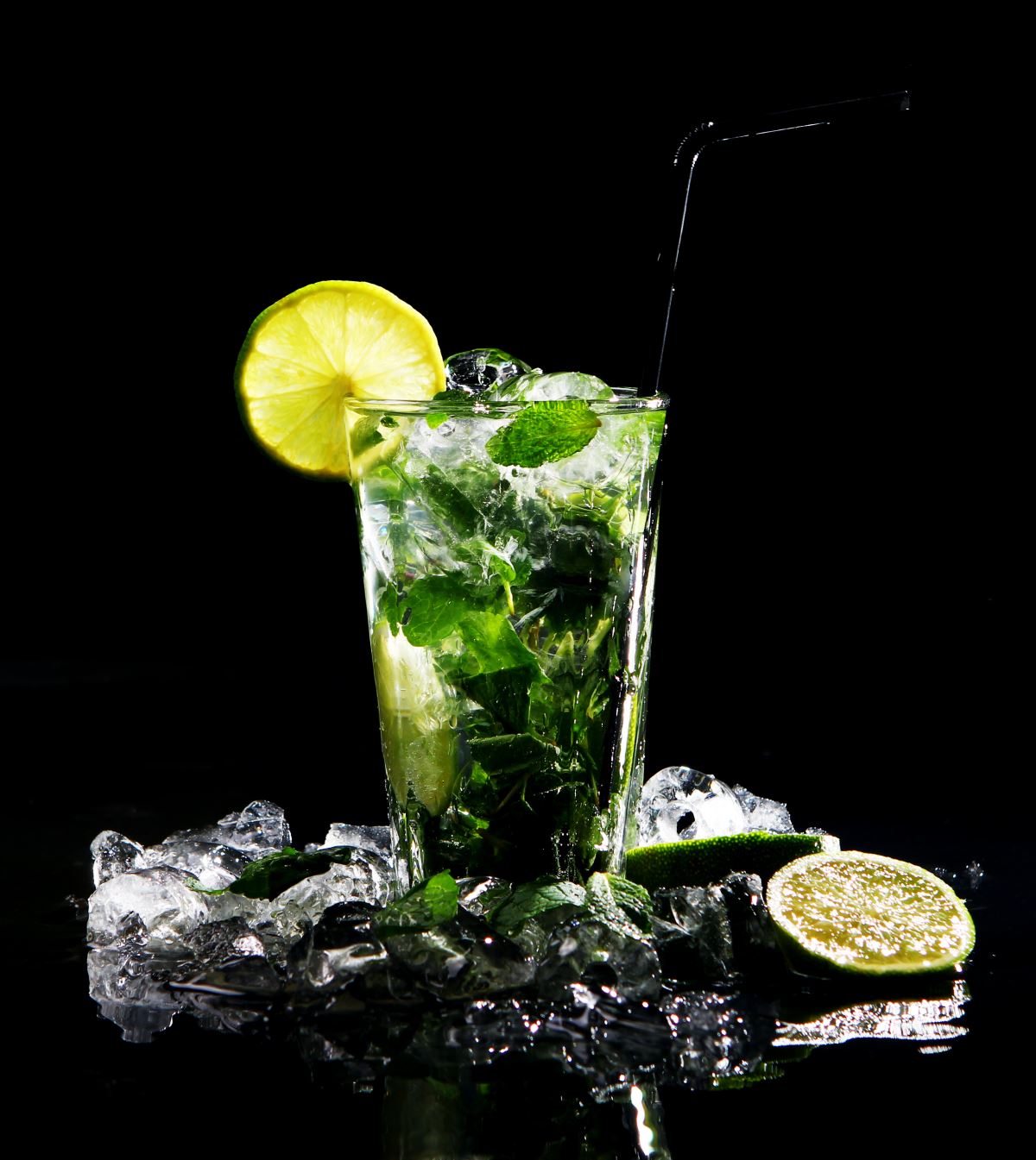 171305393 fresh drink with green lime