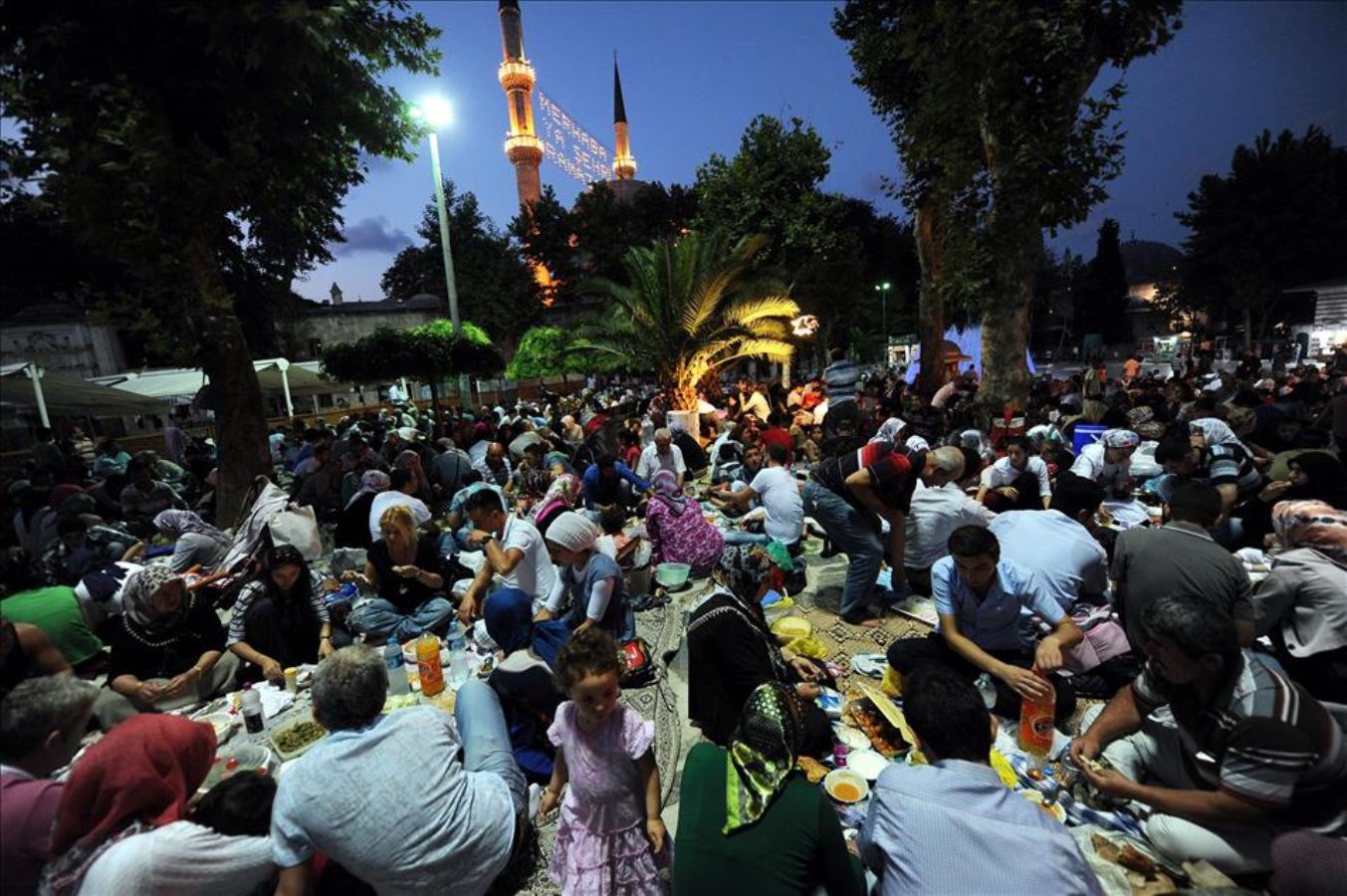 Праздники в стамбуле. Рамазан байрам в Турции. Праздник Рамадан в Турции. Ураза байрам в Стамбуле. Рамадан байрам в Турции.