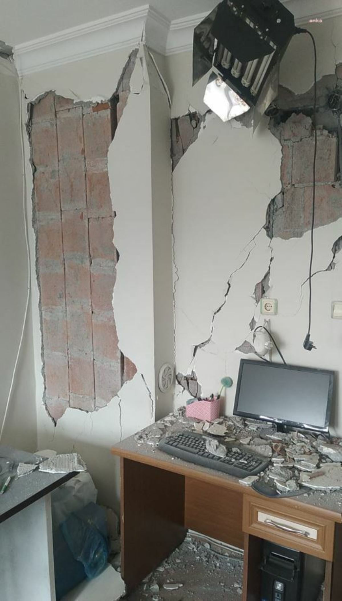 Malatya'da, duvarı yıkılan binaya 'hasarsız' raporu verildi - Resim : 1
