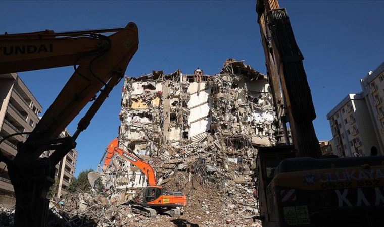 İzmir depreminde yıkılan binayla ilgili eski belediye görevlileri hakim karşısında