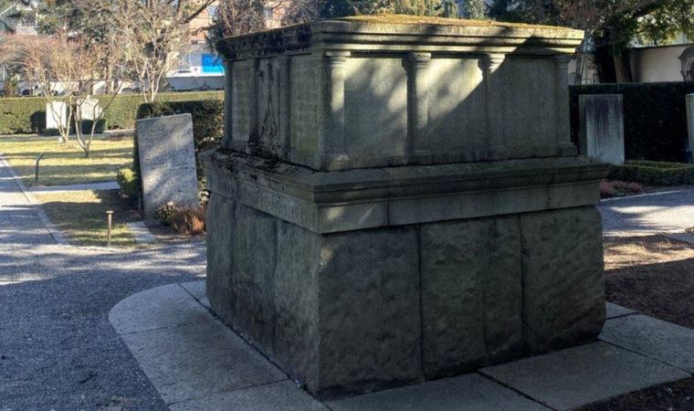 İsviçre'de bir mezarlıktaki 13 tonluk taşın Nazi anıtı olduğu ortaya
