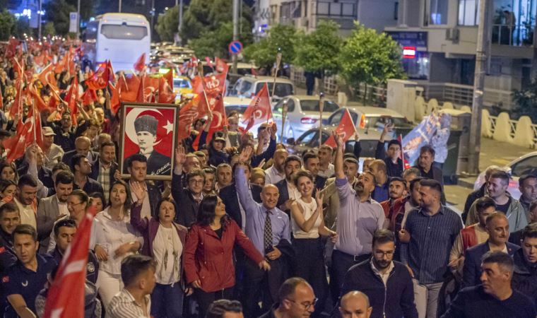 İzmirliler demokrasiye ışık yaktı