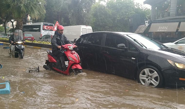 Aydın'da sağanak yağış hayatı olumsuz etkiledi: Cadde ve sokaklar suyla doldu