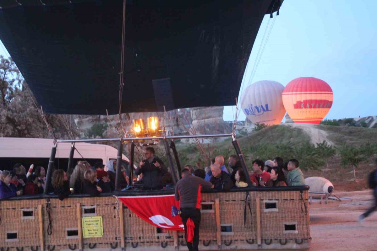 Kapadokya'da 19 Mayıs: Balonlar Türk bayrakları ve Atatürk posteri ile uçtu - Resim : 1