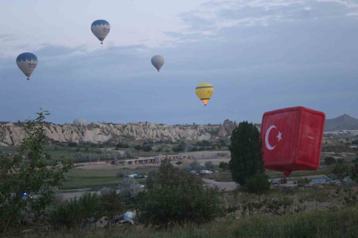 Kapadokya'da 19 Mayıs: Balonlar Türk bayrakları ve Atatürk posteri ile uçtu - Resim : 2