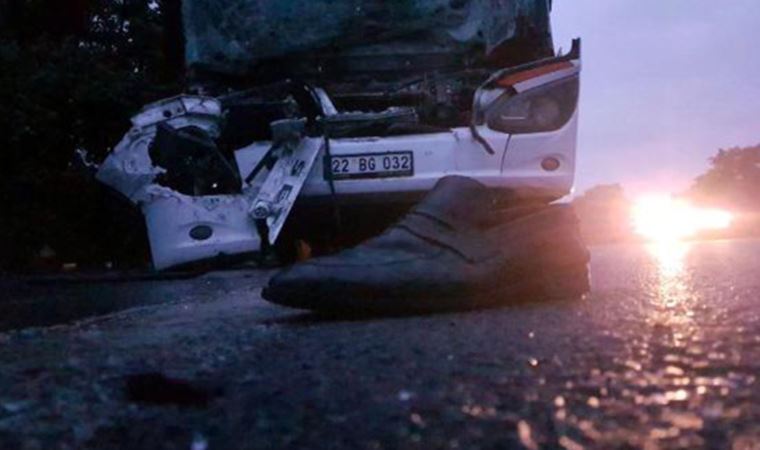 AKP seçmenlerini taşıyan otobüs TIR'a çarptı: 1'i ağır 22 yaralı