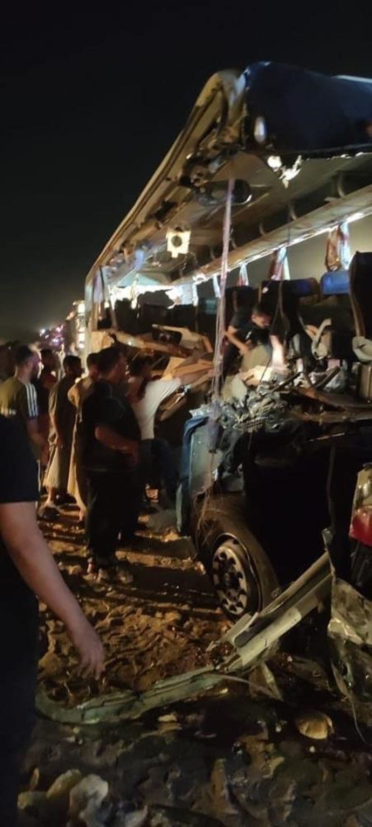 mısır da yolcu otobüsü kamyona çarptı 14 ölü 25 yaralı son dakika