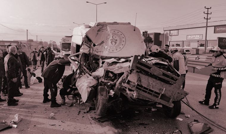 Bursa'da sporcuları taşıyan servis minibüsü hafriyat kamyonuna çarptı: 1 ölü, 15 yaralı