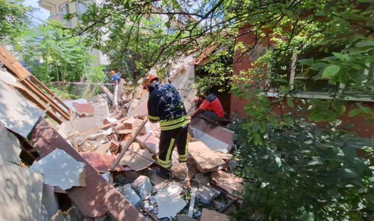 Kocaeli'nde metruk evde yıkım sırasında sundurma çöktü: 2 ölü