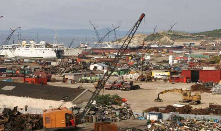 Zehir gemisi Aliağa’da: Libya’da uzun yıllar kimyasal atık depolamak için kullanılan tanker İzmir’e getirilmiş