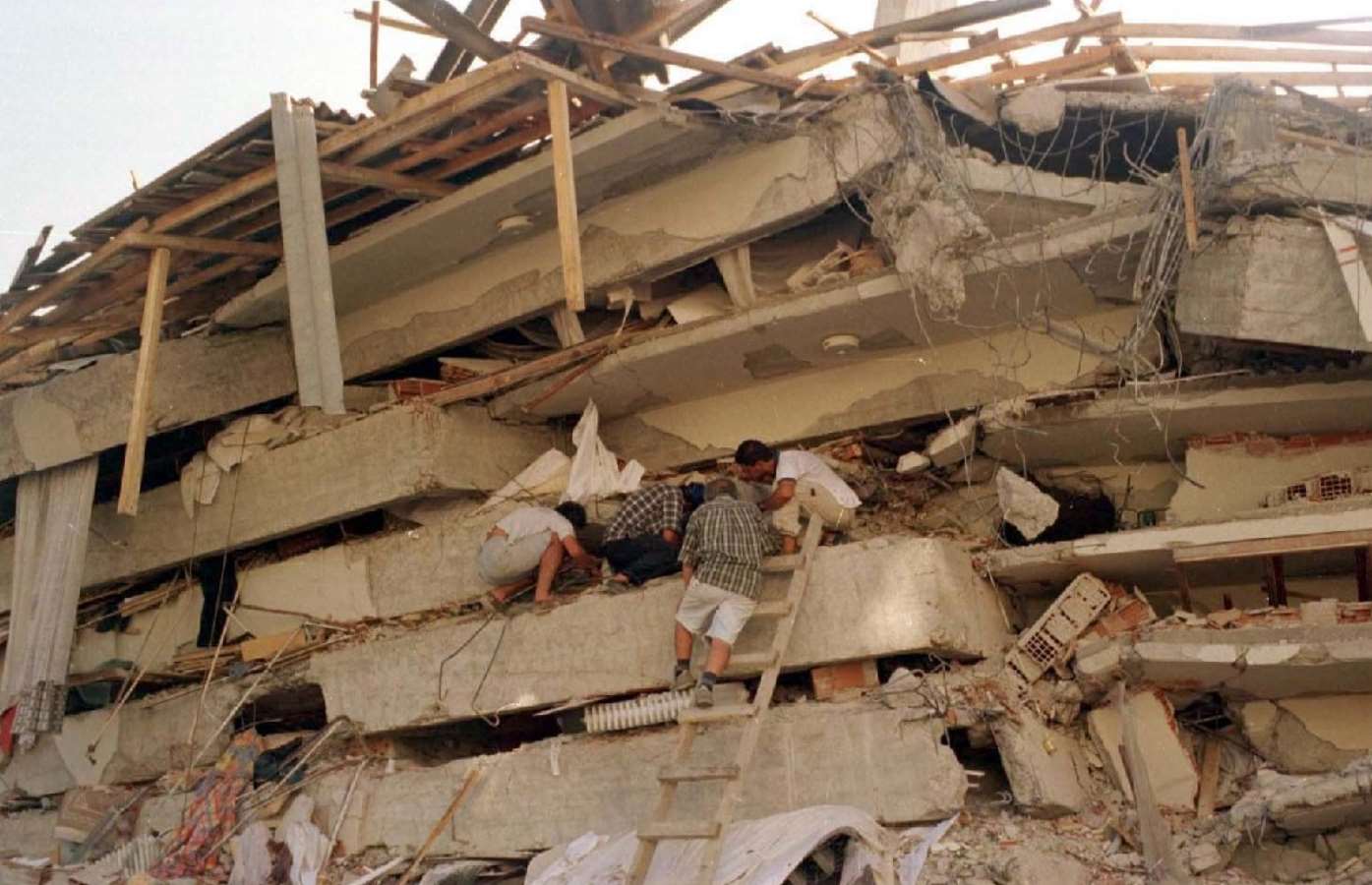 Землетрясения 17. Землетрясение в Турции 1999. Измитское землетрясение 1999. Землетрясение в Стамбуле 1999.
