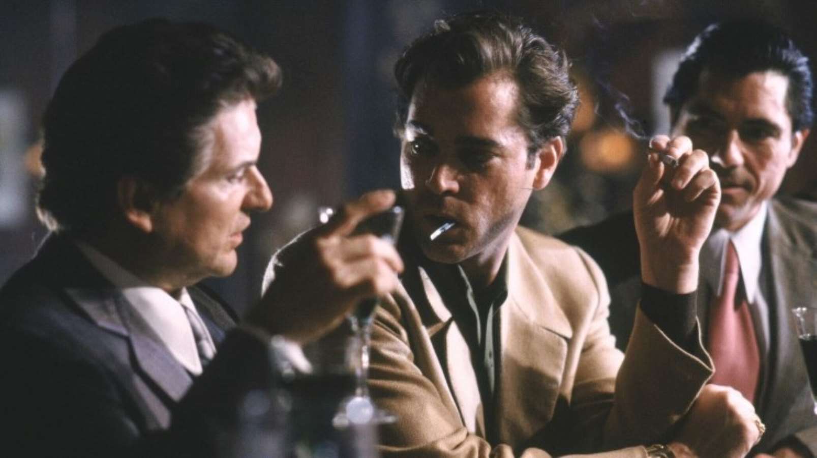 <p><strong>GOODFELLAS (SIKI DOSTLAR)</strong></p>
<p>Henry Hill, Jimmy Conway (Robert De Niro) ve Tommy De Vito adındaki iki gangsterle birlikte bir soygun düzenler. Jimmy ve Tommy, Henry'den başka soyguna karışan herkesi öldürür ve ardından mafyada hızlı bir yükselişe geçer. Gangster çetesi içinde hiyerarşik bir yapılanma vardır ve Henry bu durumu kendine yediremez. </p>
<p><strong>8.7 IMDb puanı</strong> olan 1990 yapımı film ile De Niro, <strong>New York Film Eleştirmenleri Birliği En iyi Erkek Oyuncu Ödülü</strong>'nü kazandı.</p>