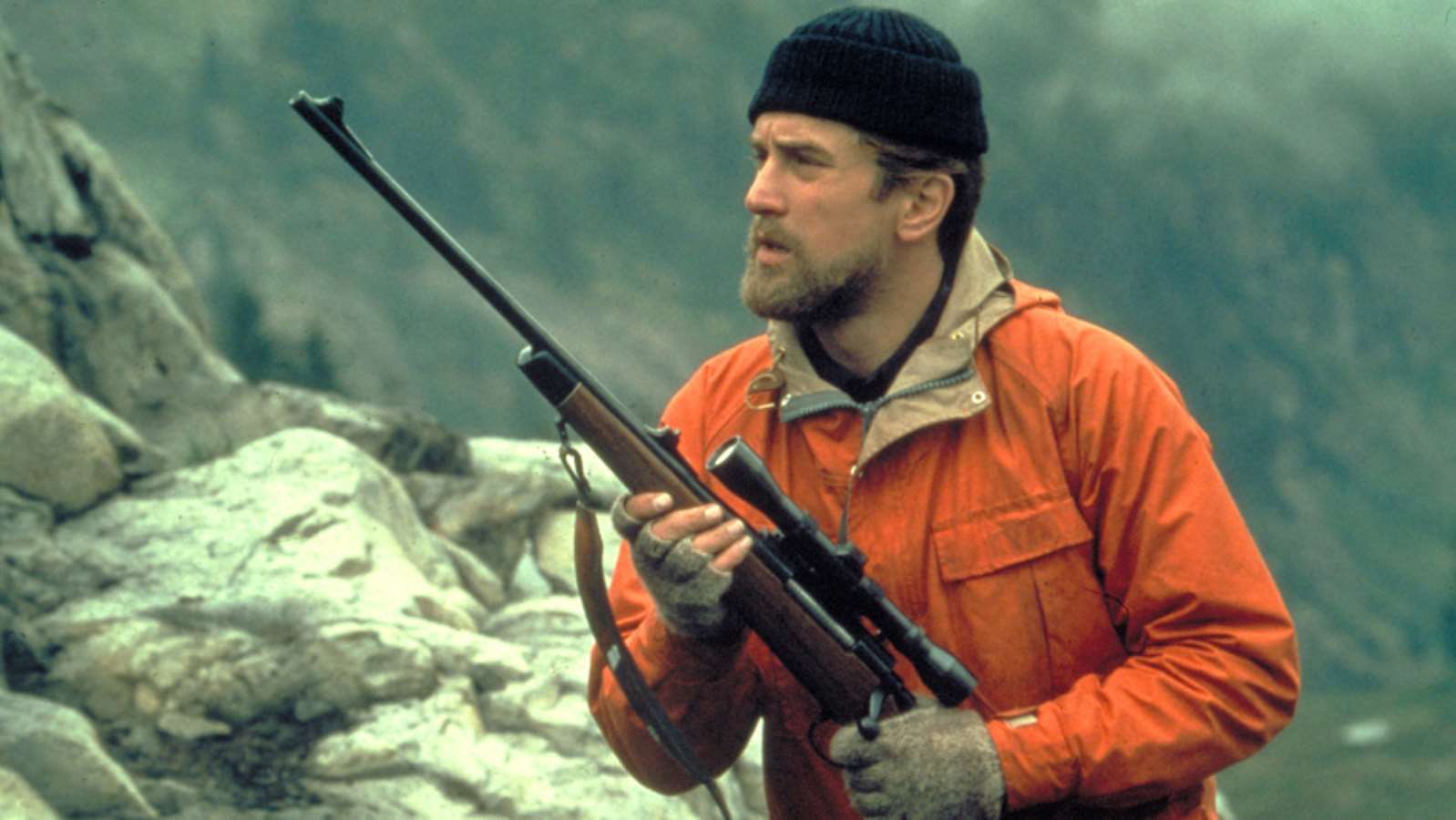 <p><strong>THE DEER HUNTER (AVCI)</strong></p>
<p>Amerikada bir işçi kasabasında yaşayan Michael (Robert De Niro), Nick (Christopher Walken), arkadaşları Steven ın (John Savage) düğününde bir araya gelirler. Düğünün ardından Mike, Nick, ve dostları Axel (Chuck Aspergren), Stan (John Cazale), ve John (George Dzundza) geyik avına çıkarlar . Bu son av partileri olabilir çünkü sıkı dostlar yakında vietnam savaşına katılacaktır. Savaşın vahşeti bu insanların bedeninde ve ruhunda geri dönüşü olmayan izler bırakacaktır.</p>
<p>1979 yapımı dram filmi IMDb'de <strong>10 üzerinden 8.1 puan </strong>aldı<strong>.</strong></p>