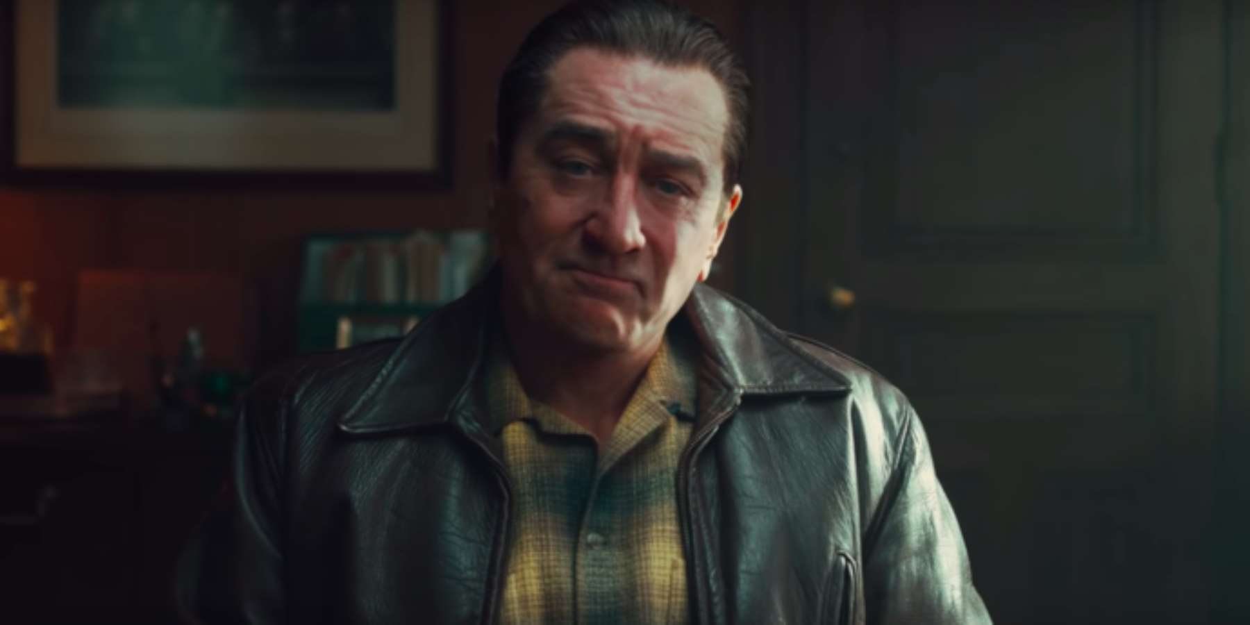 <p><strong>THE IRISHMAN (İRLANDALI)</strong></p>
<p>The Irishman, bir mafya tetikçisi olan<strong> Frank Sheera</strong>n’ın (Robert De Niro) hayatına odaklanıyor. II. Dünya Savaşı'nda görev almış eski bir asker olan Frank Sheeran, yıllar boyu Bufalino suç örgütü için çalışmıştır. Birçok ünlü isim için dolandırıcılık, tetikçilik yapan ve ‘İrlandalı’ lakabı ile anılan Sheeran, aynı zamanda işçi sendikası memurudur. Frank Sheeran’ın hayatından kesitlerin sunulduğu filmde, Amerikan tarihinin en gizemli suç olaylarından biri olan işçi lideri Jimmy Hoffa'nın ortadan kayboluşuna da değiniliyor.</p>
<p><strong>Martin Scorsese</strong> ile <strong>Robert De Niro</strong>'nun bir araya geldiği son film olan <strong>The Irishman 7.8 IMDb</strong> puanına sahip. </p>