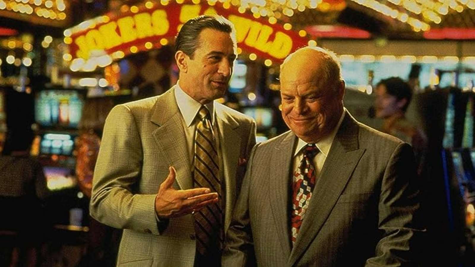 <p><strong>CASINO</strong></p>
<p>Casino'da <strong>Sam Rothstein</strong> (Robert De Niro) renkli gece hayatı ve kumar çılgınlığıyla ünlü olan Las Vegas'ın bu kumarhanelerinden birini yöneten bir işletmecidir. Rothstein bu işe başladığı günden bu yana işini düzgün yapıp güvenilirliğini korumaya ve kumarhane sahipleriyle arasını iyi tutmaya çalışmıştır. Ta ki yakın bir arkadaşı olan Nicky işlerde ona yardımcı olmaya başlayana kadar...</p>
<p><strong>Martin Scorsese</strong> ile<strong> Robert De Nir</strong>o'yu bir kez daha buluşturan yapımın<strong> IMDb puanı 8.2.</strong></p>