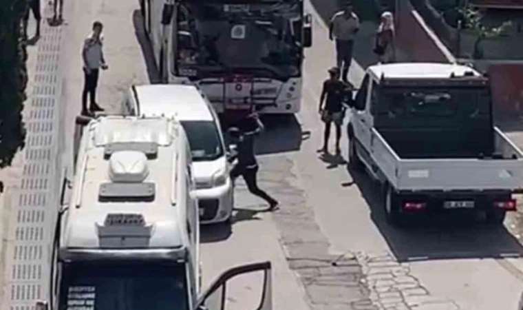 İzmir'de yol verme kavgası: Minibüs şoförü tartıştığı sürücüyü bıçakladı