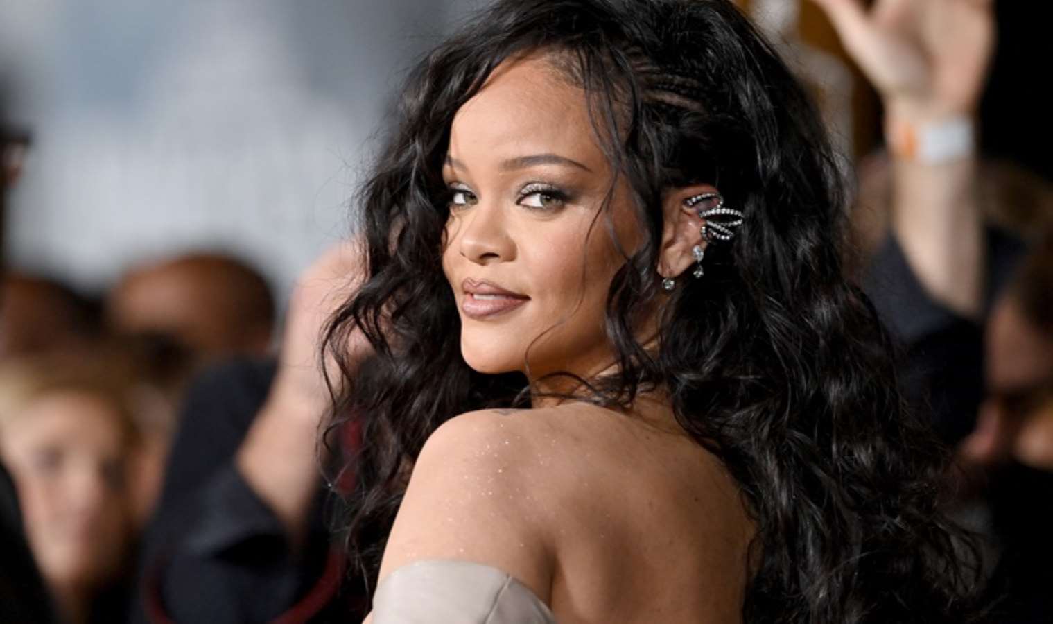 <p><strong>8)</strong> Rihanna</p>