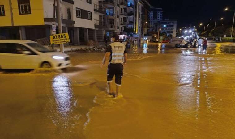 İzmir’de hareketli gece: Ana boru patladı, 2 mahalleyi su bastı