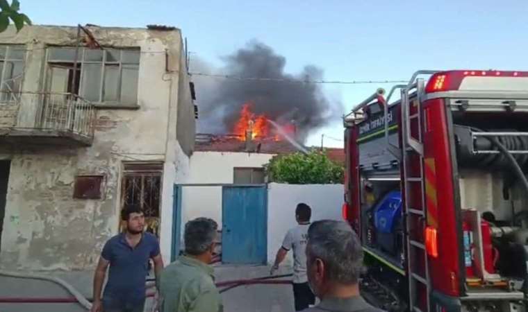 İzmir'de korkutan yangın: 2'si metruk toplam 5 ev zarar gördü