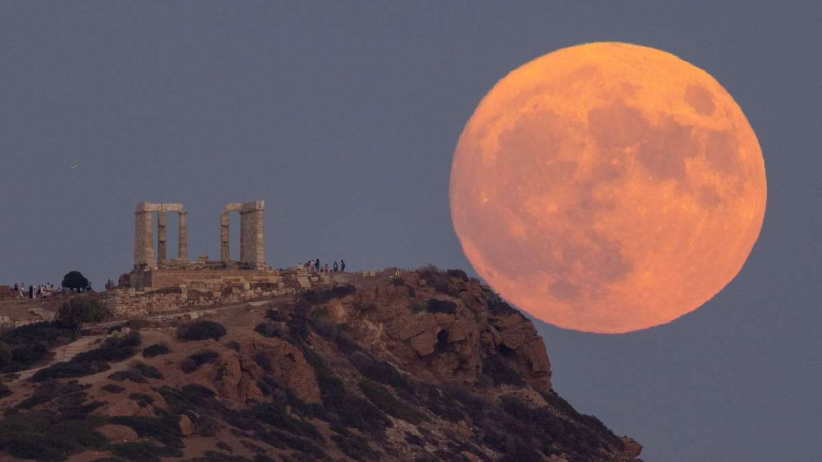 <p><em>30-31 Ağustos 2023</em> tarihlerinde Ay'ın üç farklı görsel formunu gözlemleme fırsatımız oldu; sırasıyla <strong>dolunay</strong>, <strong>süper ay</strong> ve son olarak da <strong>mavi ay</strong> izleyicilere gökyüzünde müthiş bir görsel şölen yaşattı.</p>
<p><em>Atina, Yunanistan</em></p>