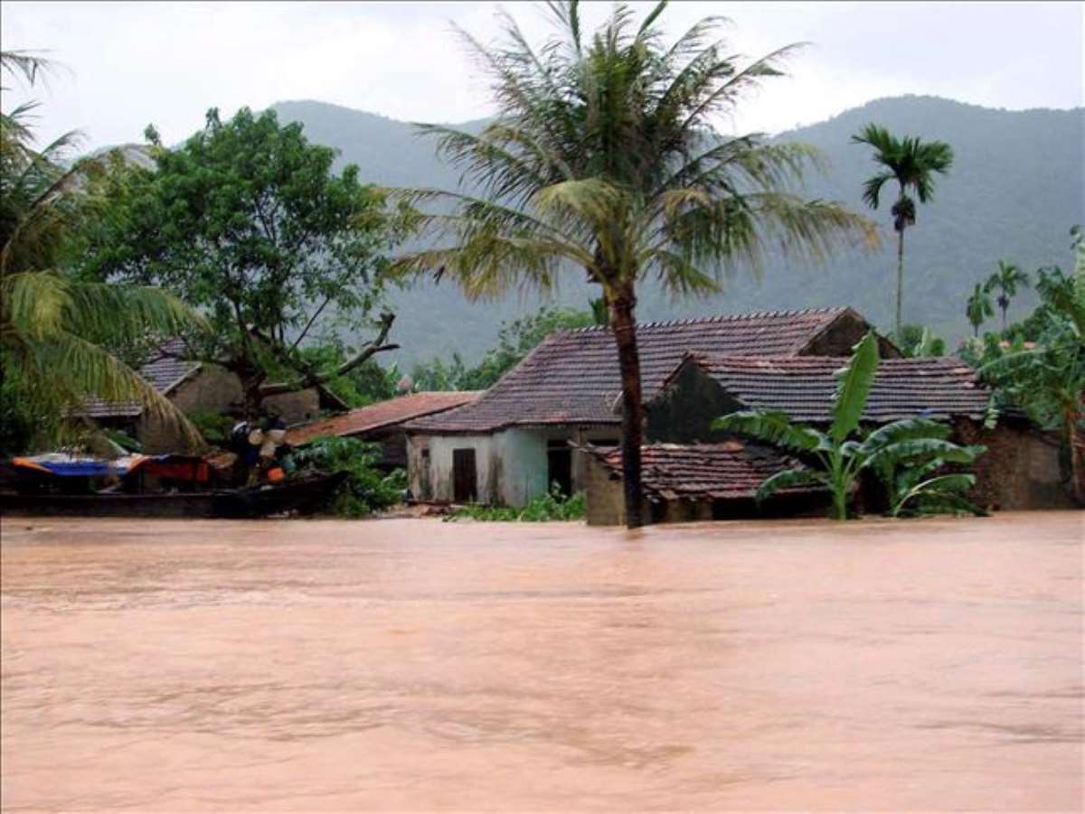 <p><strong>1971'de Vietnam'ı Kızıl Nehir Seli vurdu</strong></p>
<p>Muson yağışlarının etkisiyle Kamboçya ve Laos'a yakın nehirlerin birleştiği noktada 1971'de gerçekleşen Kızıl Nehir Seli, Vietnam'ı vurdu.</p>
<p>Vietnam Savaşı'nın gölgesinde kalması nedeniyle gerekli uluslararası ilgiyi çekemediği kaydedilen selde, çoğunluğu Hanoi şehrinde olmak üzere 100 binden fazla kişi öldü.</p>
<p>Savaşın vurduğu Vietnam'ın sel felaketinin yaralarını sarması ise birkaç yılı buldu.</p>