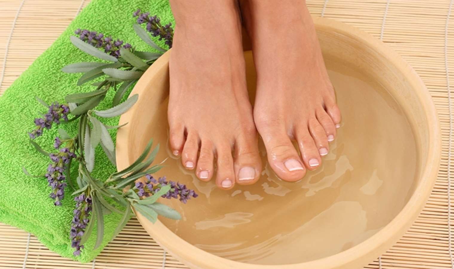Педикюр. Ванночка для ног спа. Ванна для ног для педикюра. Ванночка для ног с травами.