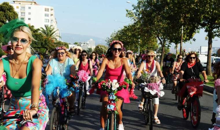 Süslü Kadınlar ‘Hareketlilik Haftası’nda Karşıyaka'da pedal çevirdi