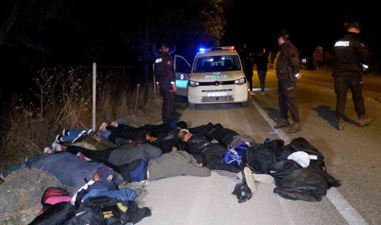 Polisin 'dur' ihtarına uymayan insan kaçakçıları kaza yaptı: 9 göçmen yakalandı