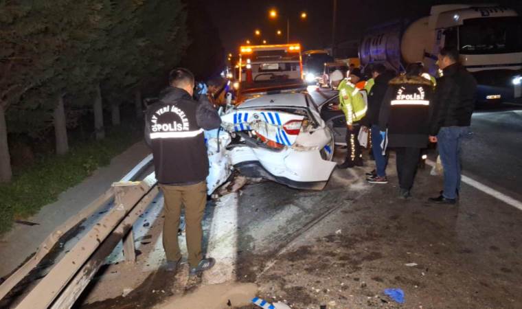 Kaçak göçmenleri taşıyan araç, polis aracına çarptı: 4'ü polis, 18 yaralı