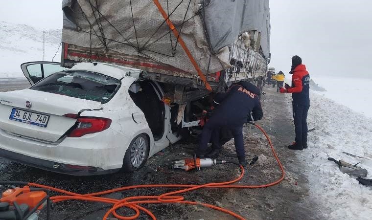 Bitlis'te feci kaza... Otomobil TIR'a çarptı: Ölü ve yaralı var!