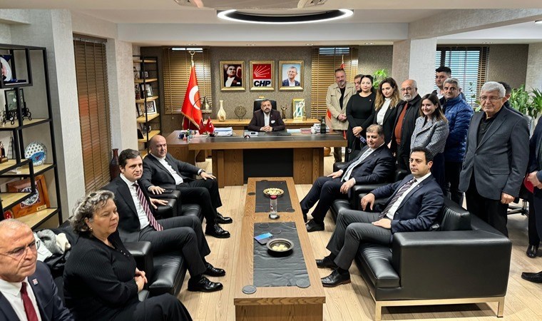 İzmir'de CHP'nin adayı Cemil Tugay parti il binasında: 'Başarı için çalışacağız'