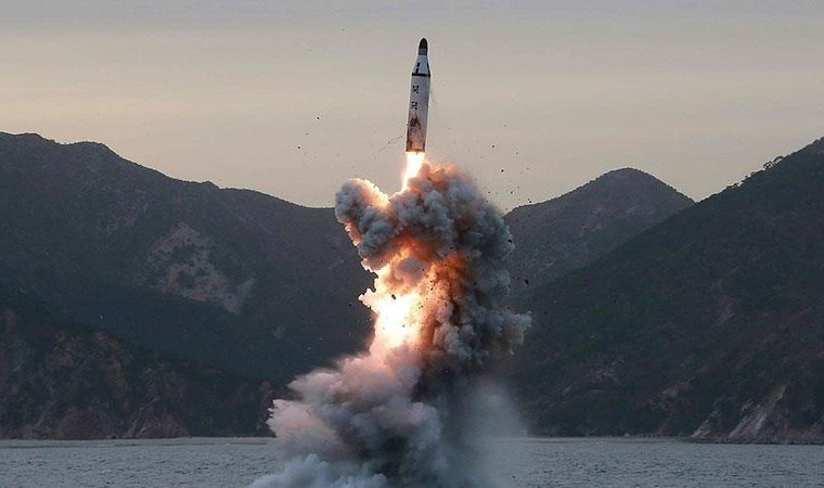Güney Kore'ye meydan okudu: Karadan denize füze test etti