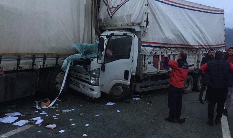 Artvin Hopa'da sebze yüklü kamyonet park halindeki TIR'a çarptı