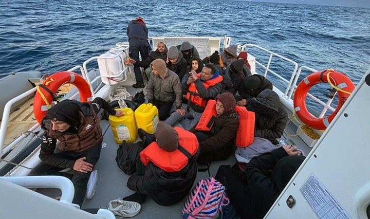 Türk karasularına itilen 2'si çocuk 25 kaçak göçmen kurtarıldı