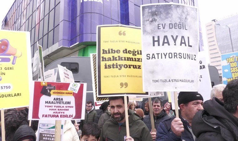 TOKİ mağdurlarından AKP önünde protesto: ‘Mağdurlar burada, Murat Kurum nerede?’