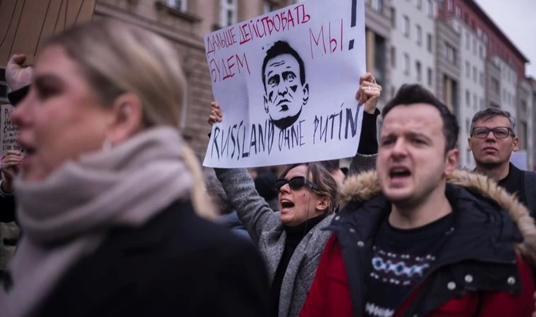 Navalni protestoları ülkeyi sardı: Yüzlerce kişiye hapis cezası!