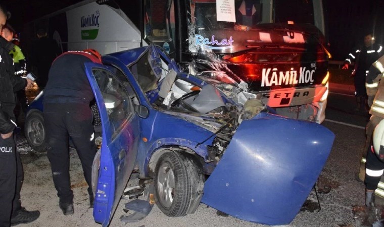 İzmir’de yolcu otobüsü ile otomobil çarpıştı: 1 kişi öldü, 3 kişi yaralandı