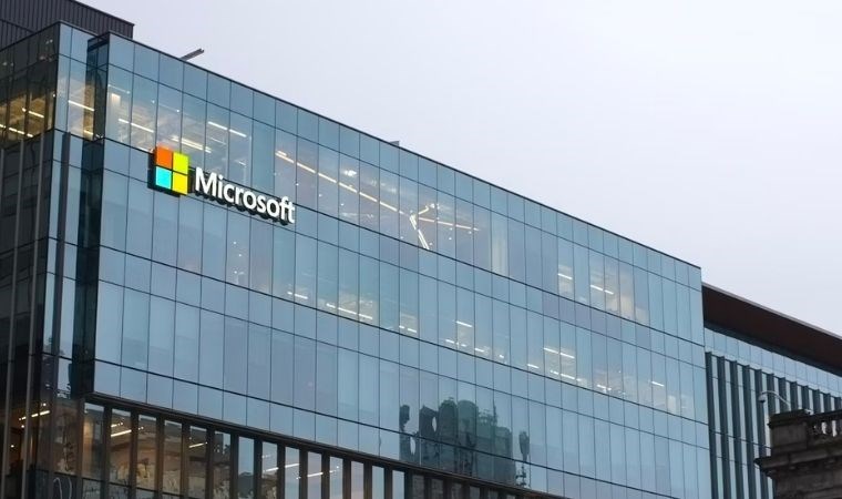 Microsoft'un OpenAI'ın rakibiyle kurduğu ortaklık