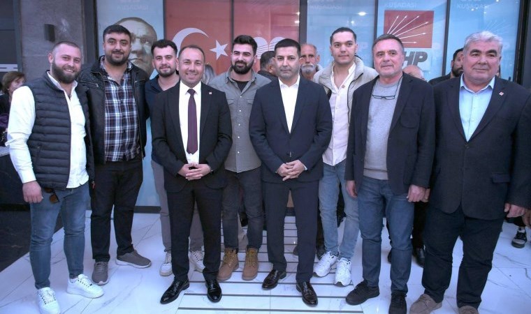 İYİ Parti'den istifa eden 100 kişi CHP rozeti taktı