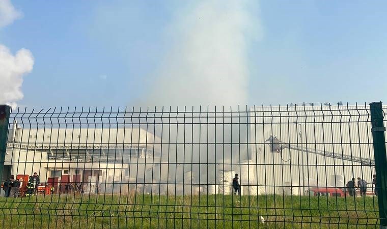 Manisa'da kağıt fabrikasının bahçesinde yangın!