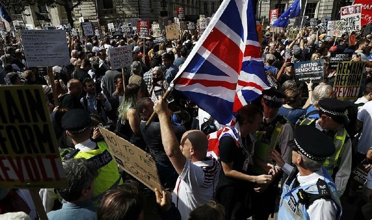 İngiltere'de protesto sırasında 'yüz kapatmak' yasaklandı