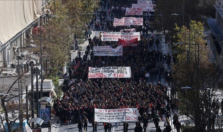 Atina'daki 20 bin öğrenci fakülteleri işgal etti