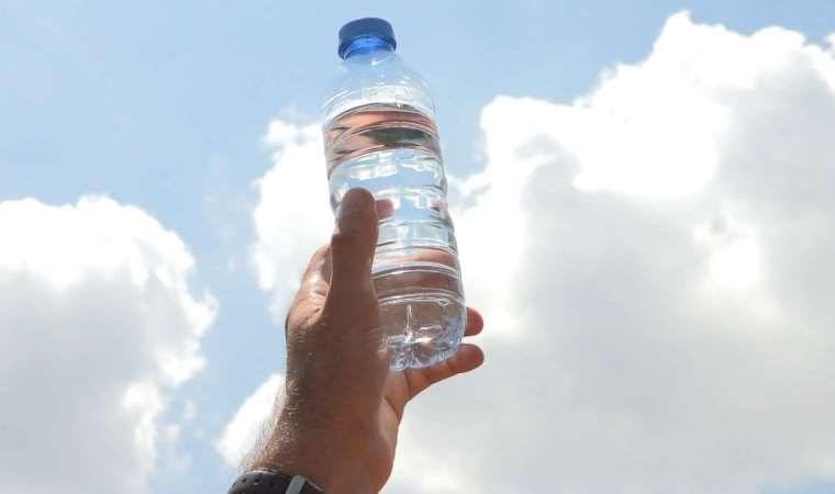 Eksperci wyjaśniają, jakie zagrożenia niesie ze sobą picie wody z plastikowych butelek