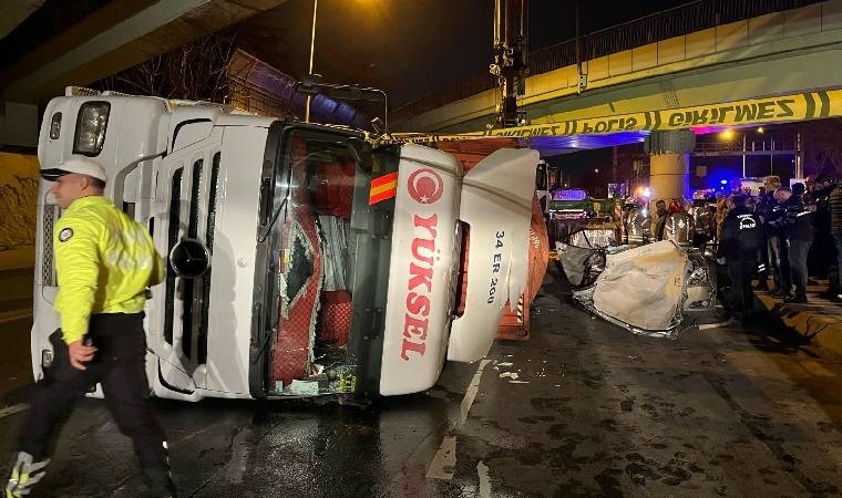 Son dakika...İstanbul'da TIR otomobilin üzerine devrildi, 4 kişi hayatını kaybetti