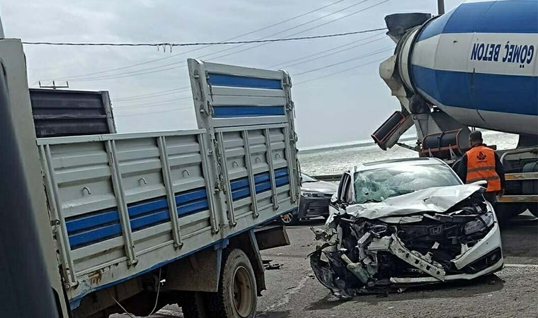 Sürücüsü 'U' dönüşü yapan kamyonete otomobil çarptı: 3 yaralı