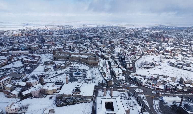 3 il buz tuttu... Ardahan, Erzurum ve Kars'ta yollar karla kaplandı!