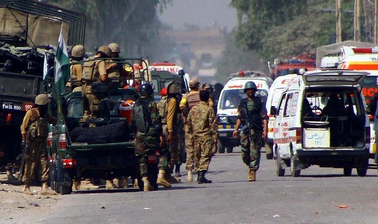 Pakistan'da intihar saldırısı: 7 asker öldü